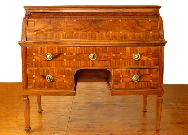 070.210 Zylindersekretär ~1790, Nußbaum furniert. Hochwertiges Möbel mit Einlegearbeiten aus verschiedenen Hölzern.