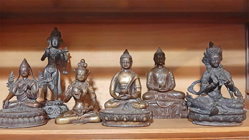 Kostbare buddhistische Statuen bei Antiquitäten Bronx